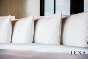 lencería de cama de un hotel en color blanco