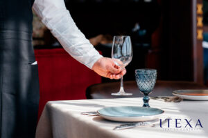 mesa de restaurante con mantel de lino