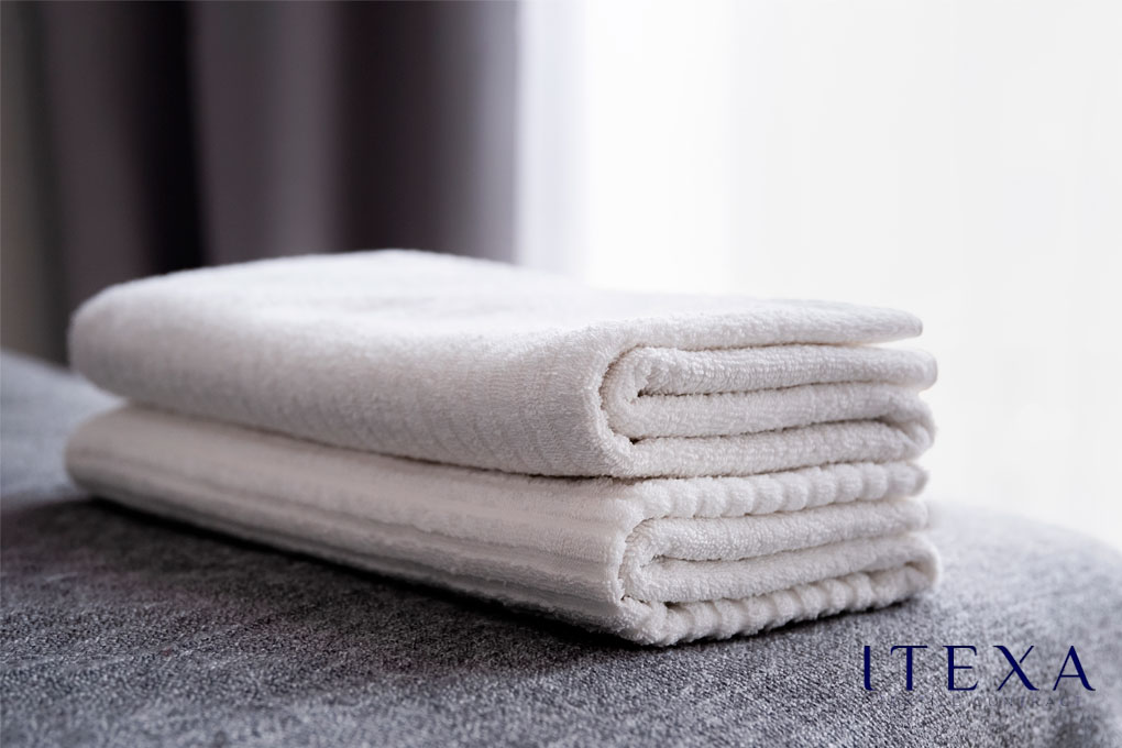 toallas blancas de hotel perfectamente lavadas y dobladas