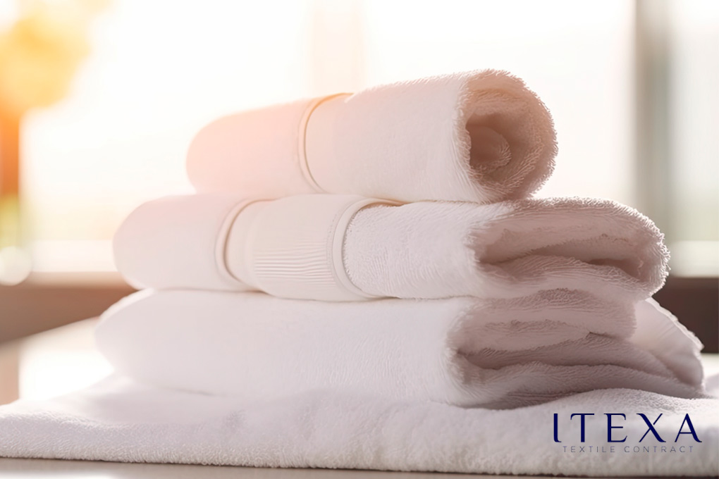 toallas blancas impolutas gracias a saber como quitar el olor a humedad de las toallas