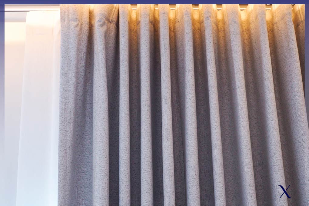 cortina de hotel de color gris