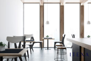 una sala de restaurante simple con ventanal con mucha luz