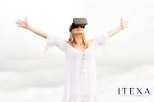 mujer vestida de blanco con brazos abiertos y gafas de realidad virtual